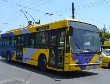 Συναγερμός στην Ομόνοια: Κολόνα έπεσε πάνω σε τρόλεϊ